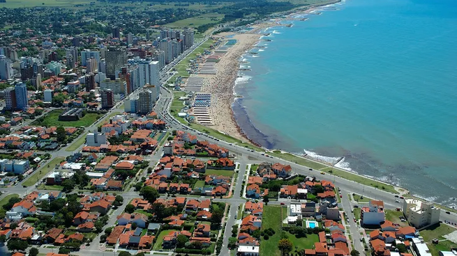 El agresor de 30 años, le robó los télefenos a los adolescentes luego de perpetrar el hecho. Metros después los arrojaría en la arena.