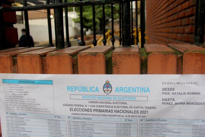 Los centros de votacion amanecieron con los clasicos padrones pegados en las afueras.