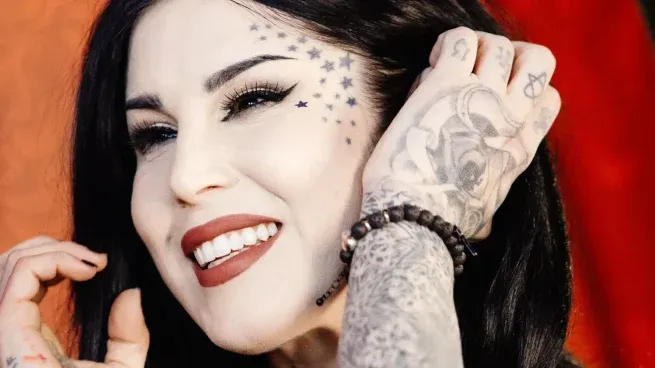 La particular artista tiene una mansión hermosa con estilo gótico.