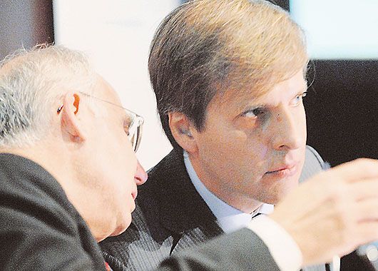 Martín Redrado conversa con Jacob Frenkel (Grupo de los 30) en el primer día de sesiones.