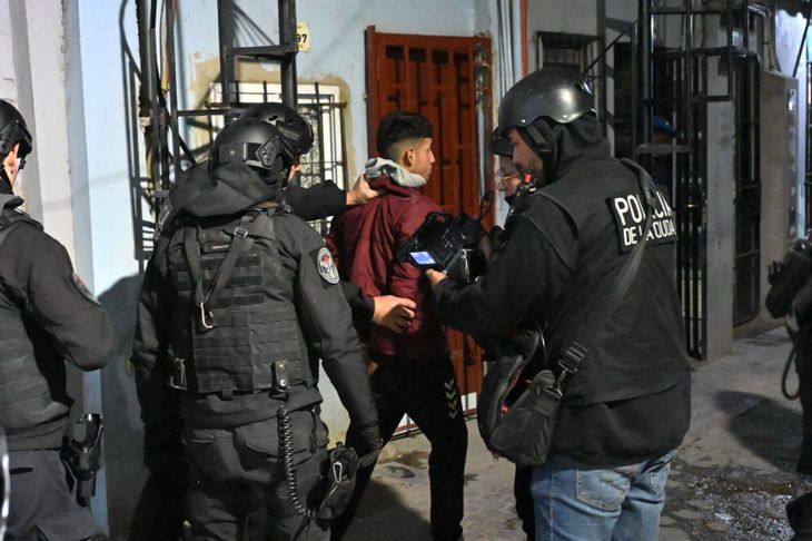 Más de 1.500 efectivos se movilizan en forma simultánea, en la operación llamada “Tormenta Negra” en quince barrios populares de CABA. Más de 1.500 efectivos se movilizan en forma simultánea, en la operación llamada “Tormenta Negra” en quince barrios populares de CABA. 