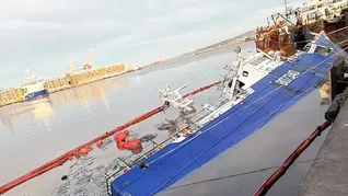 El buque Alpha Cruz quedó escorado en el Puerto de Montevideo.