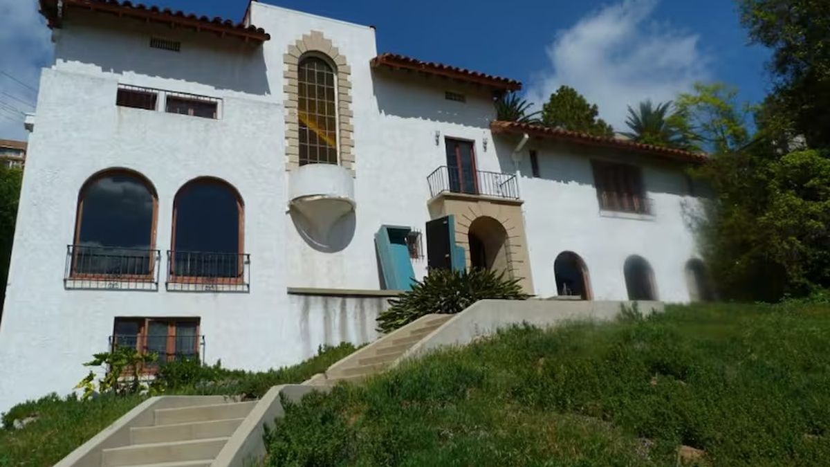 The chilling reason why no one wants to live in this .4 million mansion