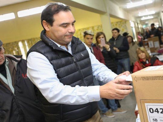 El gobernador Gustavo Valdés emitió su voto este domingo en las legislativas.