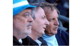 ámbito.com | Kirchner dialoga con el presidente de Blanquiceleste, Fernando Marín, tal vez sobre la intención del presidente electo de que Alfio Basile sea técnico del club. Al lado, Gines González García sufre la derrota de Racing ante Olimpo.