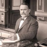 El general Obregón pierde el brazo derecho en 1915 por una explosión de granada. El general Obregón pierde el brazo derecho en 1915 por una explosión de granada.