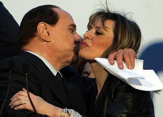 Abril de 2008. Las mujeres de izquierda son feas. Asegura el verborrágico Silvio que su partido tiene funcionarias más guapas. Aquí, con la nieta del dictador Benito Mussolini.