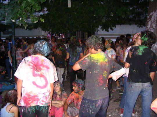 Los festejos del &Uacute;ltimo Primer D&iacute;a suelen estar acompa&ntilde;ados por disturbios, pintadas y menores consumiendo alcohol.