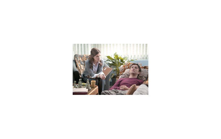 El protagonista, un joven que descubre que tiene cáncer, y su inexperta psicóloga en un film con momentos gratos, chistes, escenas sentimentales, y un balance general de 50/50 que deja a todos conformes.