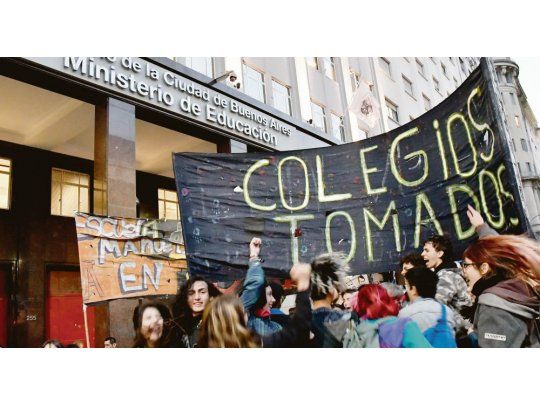 Marcha. Los estudiantes se agruparon el viernes pasado frente al Ministerio para pedir ser escuchados.
