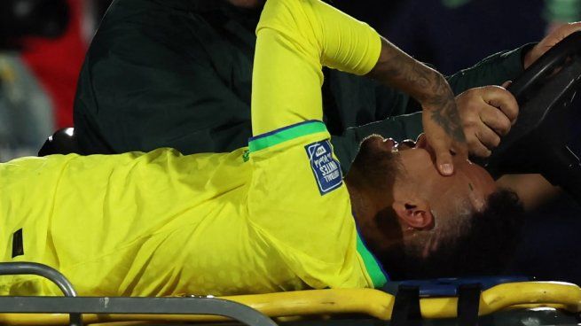 Neymar desconsolado por su lesión