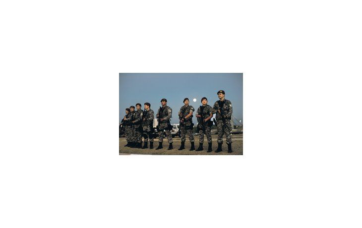 Militares montan guardia en las afueras de la Asamblea Legislativa de Bahía, sede principal del motín de la Policía local.