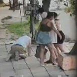 En el video se observa el momento en el que el hombre se acercó a una joven que estaba a unos metros de distancia con un palo en la mano, después de un cruce de palabras le pegó. En el video se observa el momento en el que el hombre se acercó a una joven que estaba a unos metros de distancia con un palo en la mano, después de un cruce de palabras le pegó.