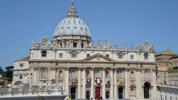 francisco vigila de cerca al banco del vaticano: podran revisar todas sus cuentas