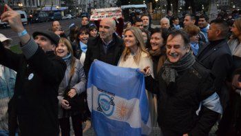 Juan José Gómez Centurión y Cynthia Hotton encabezaron marcha Por las dos Vidas en la Plaza de Mayo.