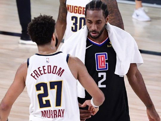 Kawhi Leonard saluda a Murray luego de ser eliminado