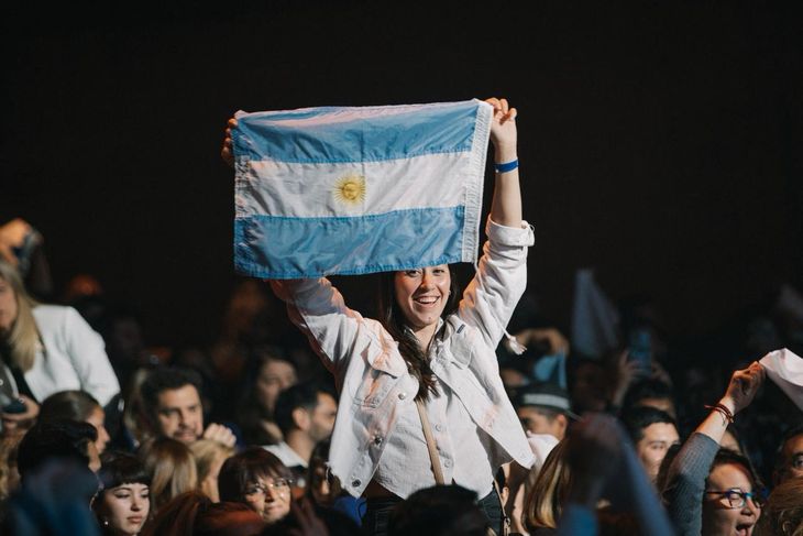 Una participante levantó la bandera argentina durante las jornadas que convocaron a miles de asistentes