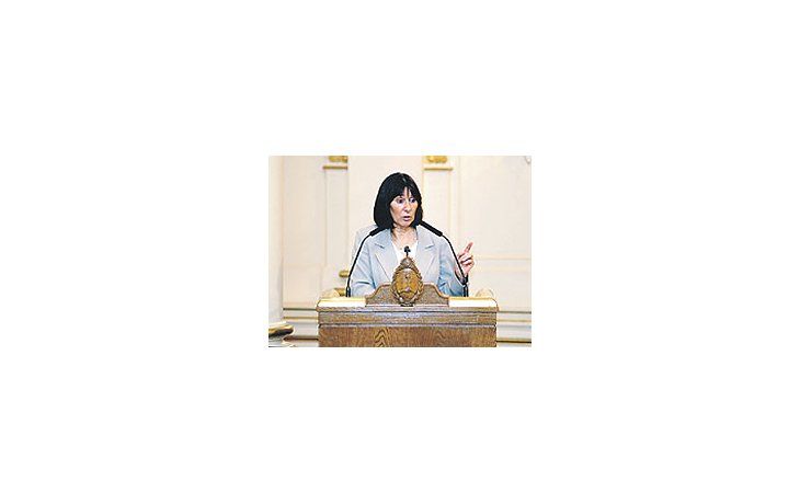 Felisa Miceli ayer en Casa de Gobierno, al lanzar medidasde protección para motocicletas. Hoy viajará a Brasilen momentos de fragilidad del comercio en el Mercosur.