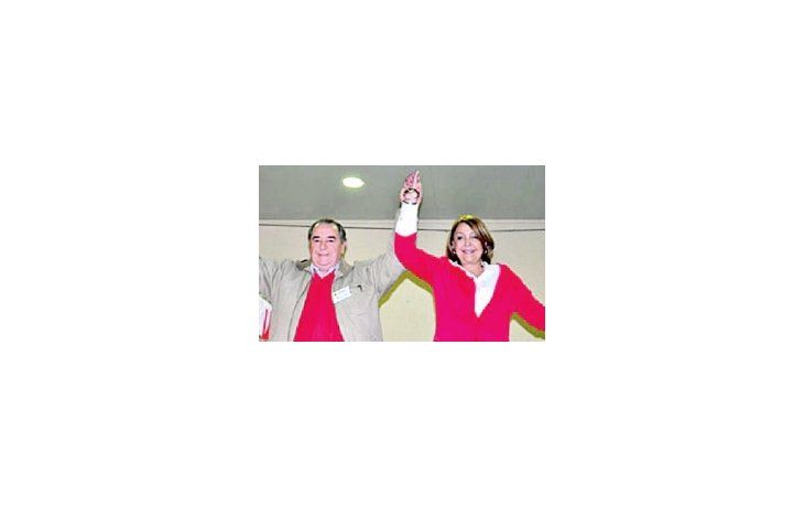 Oscar Jorge y Norma Durango, la fórmula del PJ pampeano, festejan la proclamación el sábado en el congreso partidario.
