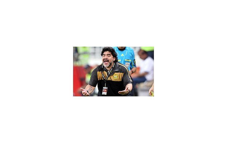 Maradona da indicaciones a sus jugadores. Al Wasl vuelve a jugar el 23 de enero.