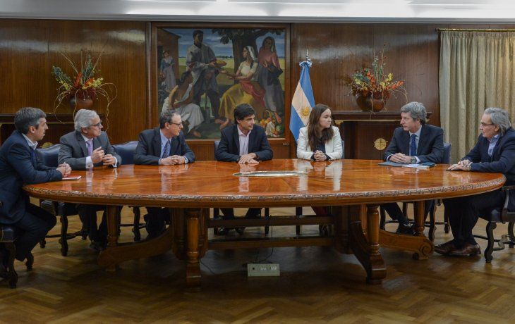 Lacunza, junto a su gabinete en el Palacio de  Hacienda.