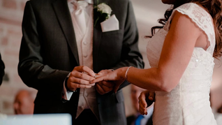 Turista interrumpe una propuesta de matrimonio en Santorini ofreciendo un chocolate y el momento se vuelve viral en redes sociales.
