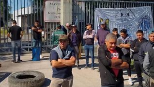En San Luis, la tradicional firma Master Lajas, del grupo inglés SSQ Group, decidió dejar de invertir en el país y despidió a sus 54 trabajadores. En San Luis, la tradicional firma Master Lajas, del grupo inglés SSQ Group, decidió dejar de invertir en el país y despidió a sus 54 trabajadores.
