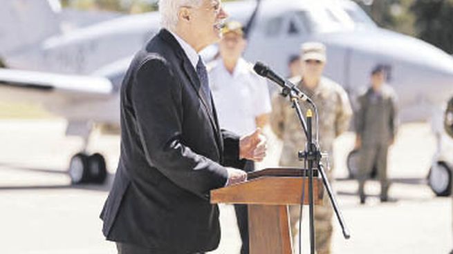 anuncio. Jorge Taiana, ministro de Defensa, recibió el nuevo equipamiento en una ceremonia de la fuerza.