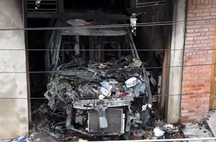 Restos del auto destruido tras la explosión que sacudió a todo el barrio de Lanús.
