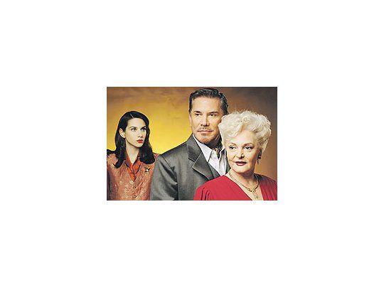 Claudia Lapacó, Arnaldo André y María Abadi lideran el buen elenco de la irónica comediade Jean Cocteau, que Rubén Szuchmacher dirige con la aptitud de un director de vodevilesde primera categoría.