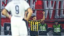 Goleador. Vargas, el héroe de Guaraní ante Independiente por sus dos tantos.