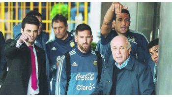 Gran gesto. Messi llamó a un chico echado por la seguridad y se sacó una selfie con el, ante la alegría del joven uruguayo.