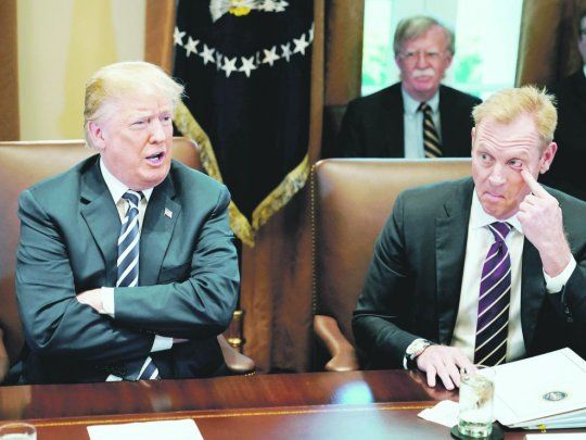 elegido. Donald Trump anunció por Twitter que Patrick Shanahan (der.) asumirá, la próxima semana y de forma interina, a cargo del Pentágono.