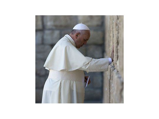 El Papa ente el Muro de los Lamentos.