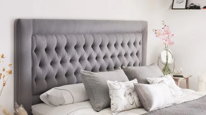 Las nuevas tendencias de interiorismo convierten a la pared principal del dormitorio en el eje visual del ambiente.