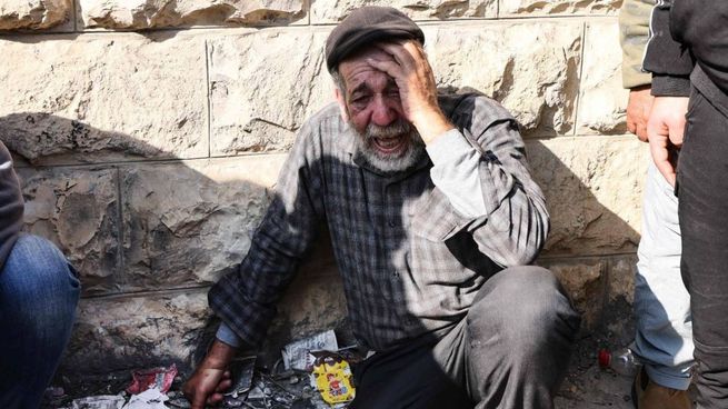Un hombre llora tras el ataque israelí que causó nueve muertos.&nbsp;
