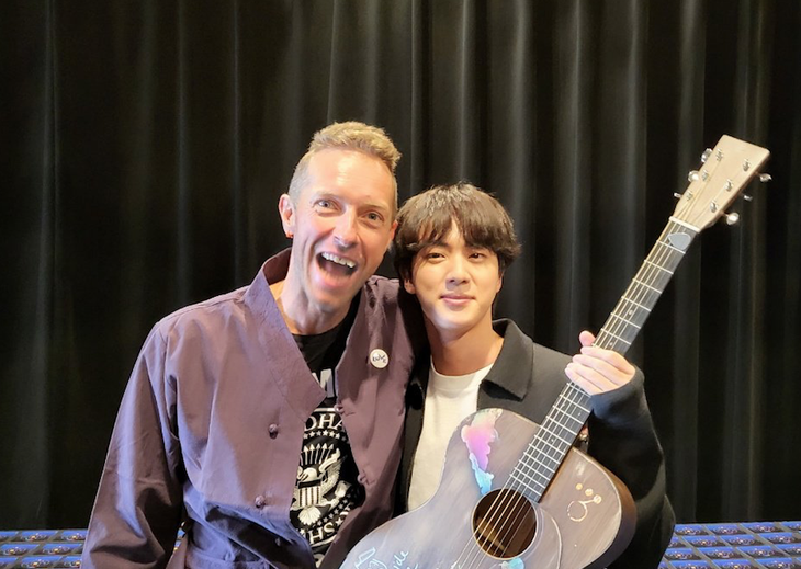 Coldplay y Jin.png