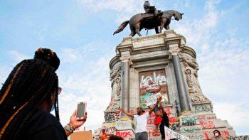 La estatua de Robert E. Lee fue vandalizada como consecuencia de las manifestaciones en torno al asesinato de George Floyd.