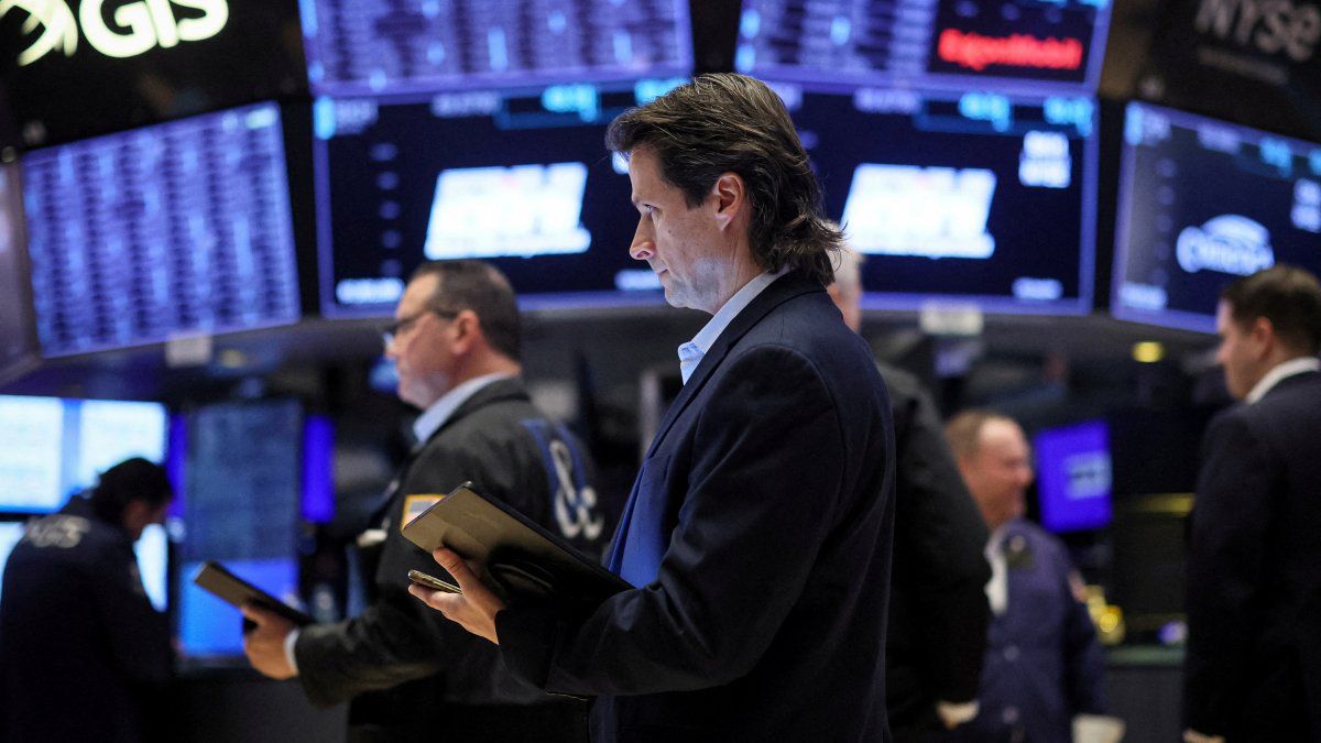 Wall Street advanced after good work fact that left the expectations of a rate cut intact