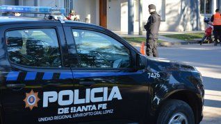 Un policía robó las cubiertas de un patrullero para saldar una deuda. Un policía robó las cubiertas de un patrullero para saldar una deuda.