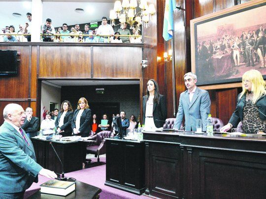 paso. Sonia Delarco les tom&oacute; ayer juramento a los legisladores electos el 16 de junio pasado.