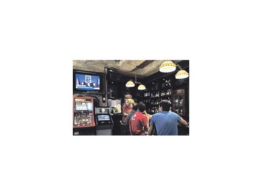 El video dirigido a la cadena británica BBC es visto en un pub irlandés en la localidad de Hernani, cerca de San Sebastián, uno de los bastiones de los abertzales.
