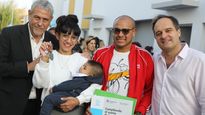 Ferraresi y Magiotti junto a las familias beneficiadas.&nbsp;