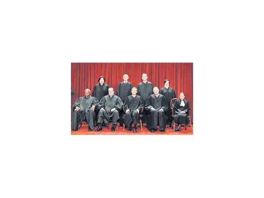 La totalidad de los miembros de la Corte Suprema de Estados Unidos: cuatro demócratas (nombrados para las gestiones Clinton y Obama)  y cinco republicanos que conforman la mayoría.