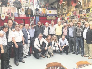 Desayuno “dominguista” en el quincho-museo de los Valdés en Almagro: Julián Domínguez, Carlos Kunkel, Mario Oporto, Gastón Arispe, Eduardo Valdés, Camilo Vaca Narvaja, Juan Manuel Valdés. Catarsis y bronca.