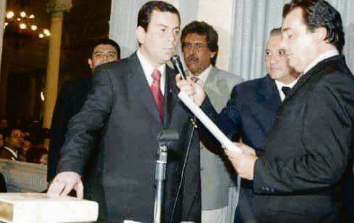 festejo. Zamora subió a su página de Facebook esta foto del 23 de marzo de 2005, cuando asumió la gobernación de Santiago del Estero e inició el ciclo del Frente Cívico al frente de la provincia.