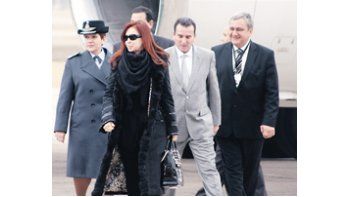 Cristina de Kirchner cuando arribó ayer a Mendoza, para participar de la cumbre del Mercosur y la Unasur.