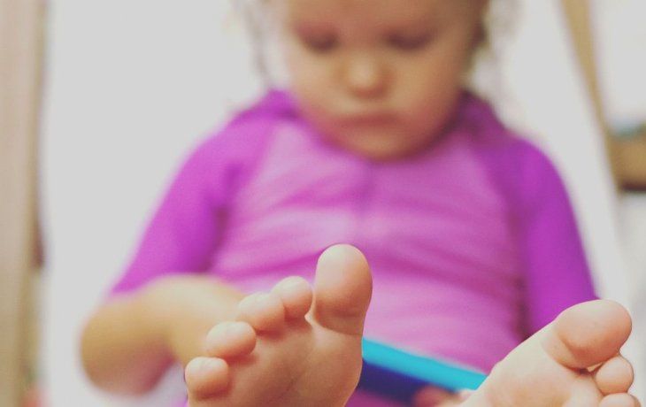 Una niña juega con el teléfono.