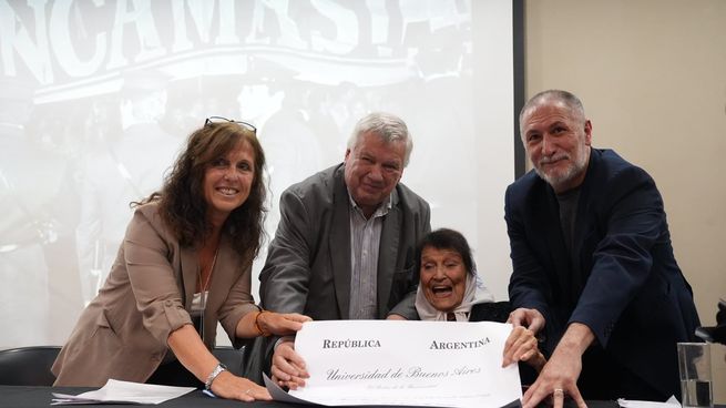 Taty Almeida recibió el Doctorado Honoris Causa de la UBA en un acto en Filosofía y Letras.