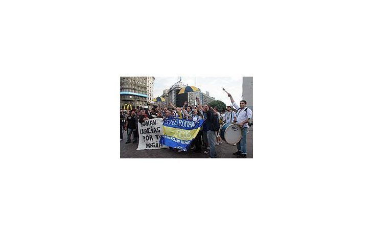 Hinchas de Boca cantando por su ídolo.